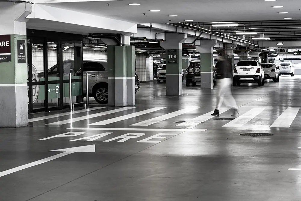 As abundantes e seguras vagas de estacionamento são importantes vantagens que o consumidor considera ao escolher o local de compras.