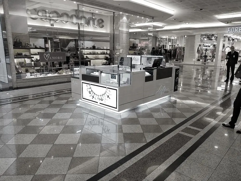 Quiosque - os quiosques atendem uma diversidade de funções principalmente comerciais e de serviços (atendimento bancário, consultas, etc.). Podem ser temporários (oferecendo produtos sazonais, lançamento ou demonstração de novos produtos, de propaganda, etc.) ou fixos, por concessão ou aluguel. Em todos eles o princípio da interatividade está presente.